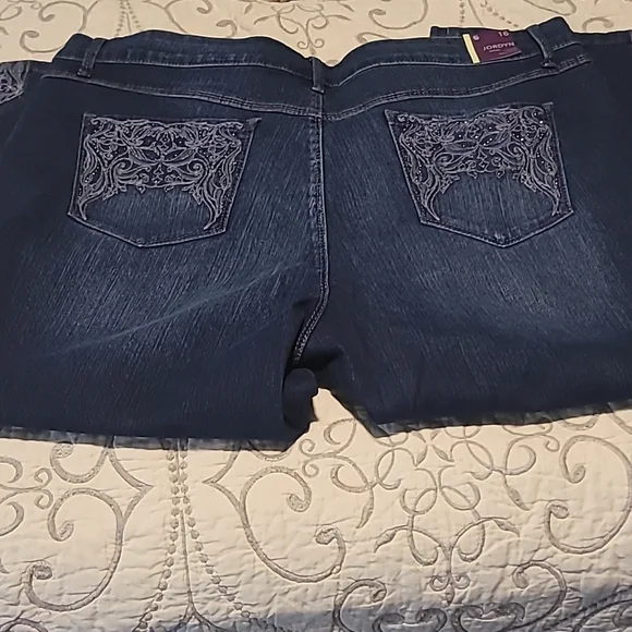 Cute Gloria Vanderbilt "Jordyn" Capri Mid-Rise - Picture 2 of 5